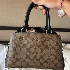 Coach purse with 4 pockets. Brown and black. In very good condition!